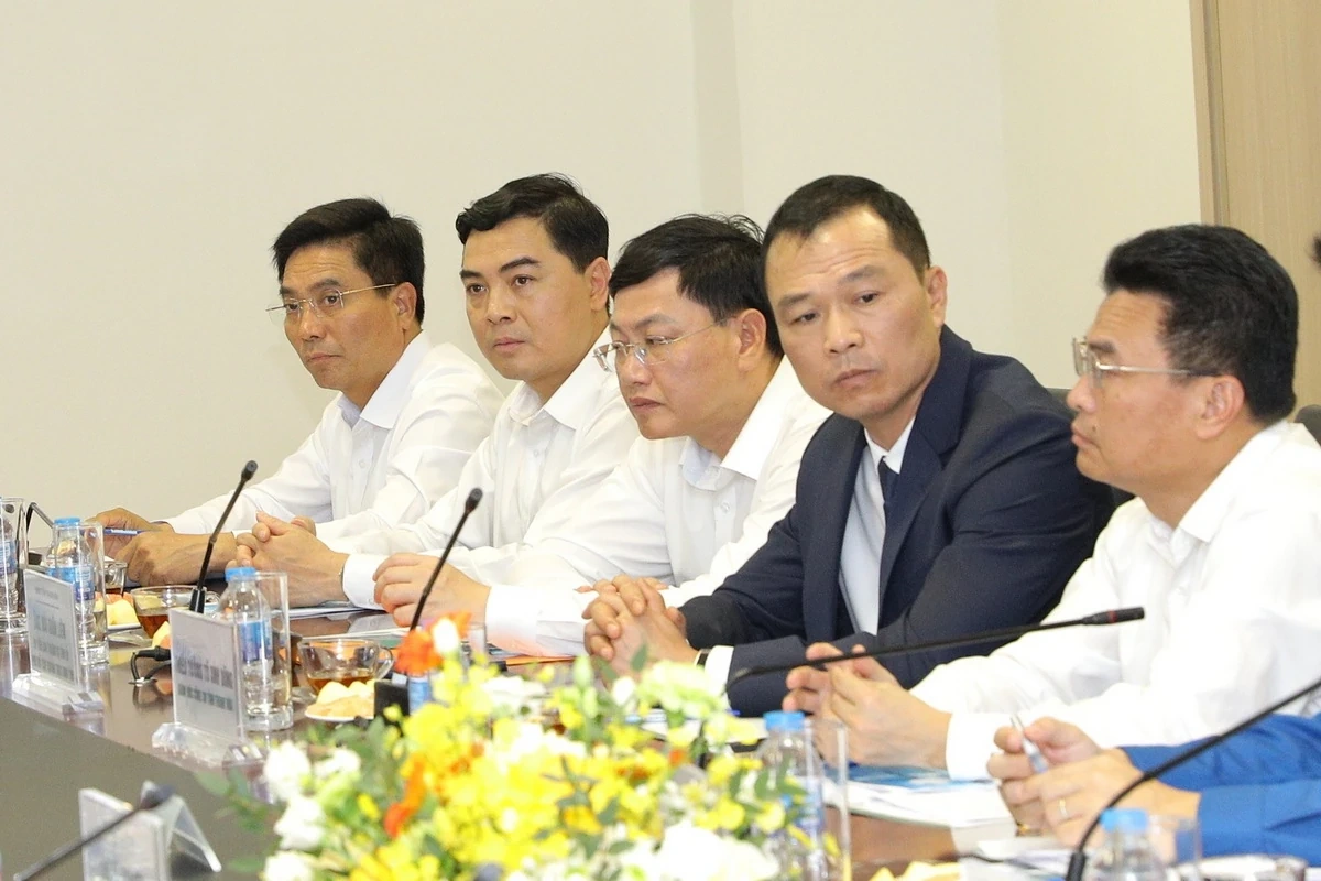 Thủ tướng Chính phủ Phạm Minh Chính khảo sát địa điểm xây dựng kho dầu và làm việc với Nhà máy Lọc hóa dầu Nghi Sơn