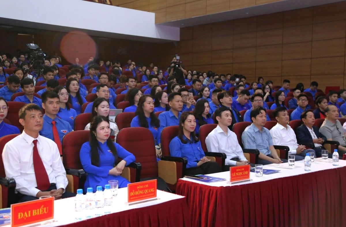 Đoàn Thanh niên UBND tỉnh kỷ niệm 95 năm Ngày thành lập Đoàn và tuyên dương gương mặt trẻ xuất sắc tiêu biểu