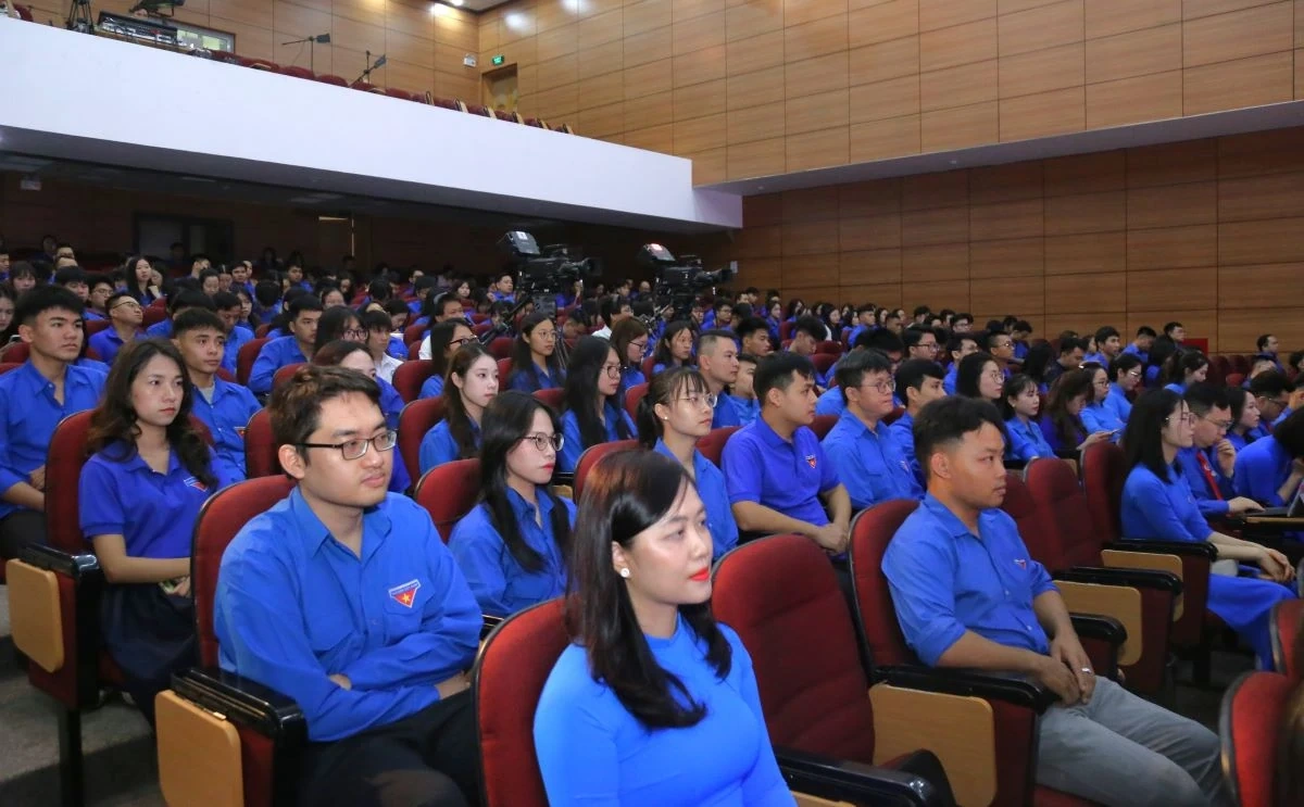 Đoàn Thanh niên UBND tỉnh kỷ niệm 95 năm Ngày thành lập Đoàn và tuyên dương gương mặt trẻ xuất sắc tiêu biểu