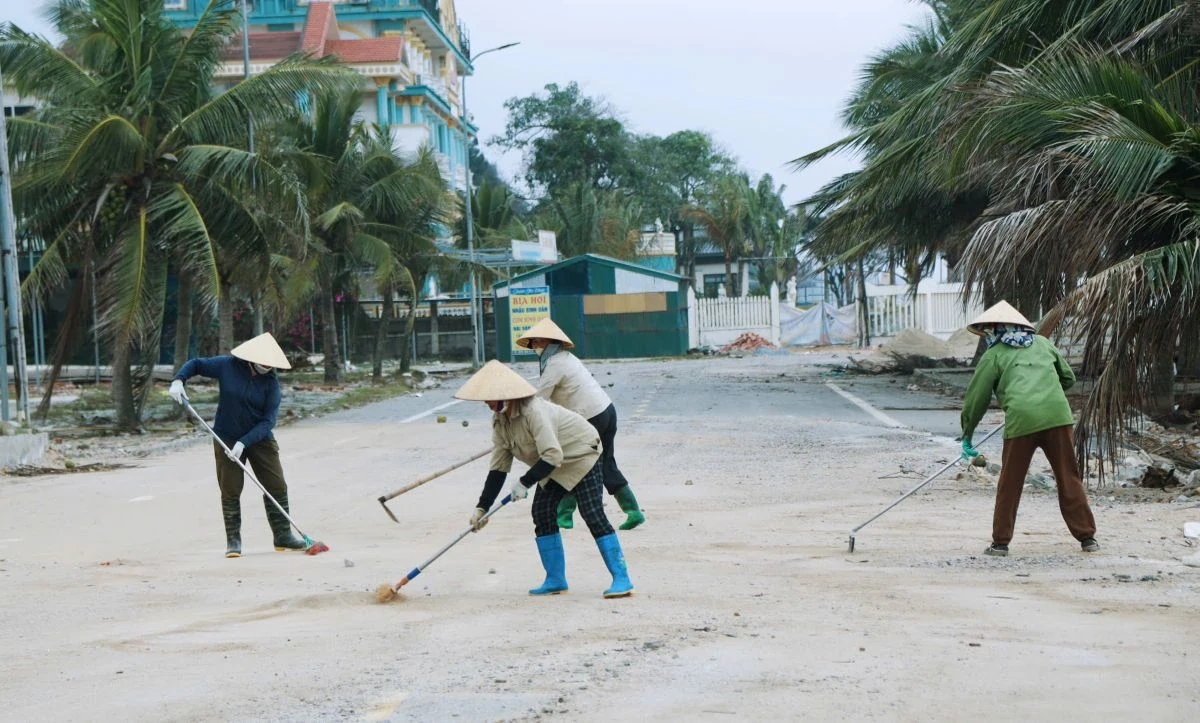 Khẩn trương khắc phục sạt lở kè ven biển Hải Tiến, sẵn sàng cho mùa du lịch 2026