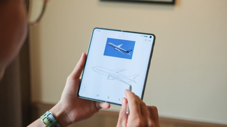 Trên tay OPPO Find N6: Điện thoại gập đắt nhất Việt Nam với nếp gấp tàng hình và bút AI Pen