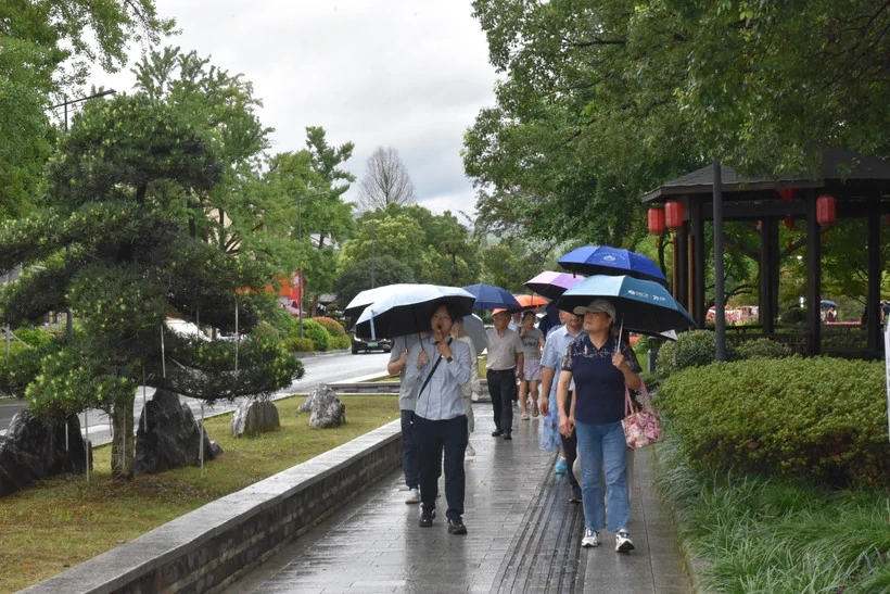 Trung Quốc thí điểm cho người nước ngoài đăng ký lưu trú trực tuyến