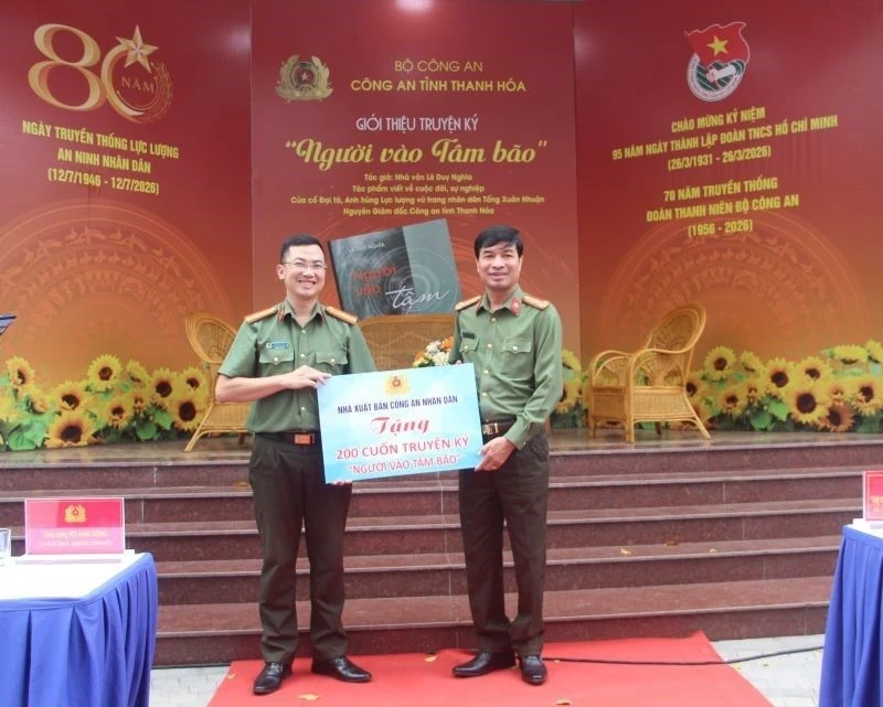 Công an tỉnh tổ chức sinh hoạt chính trị, giới thiệu truyện ký “Người vào tâm bão”