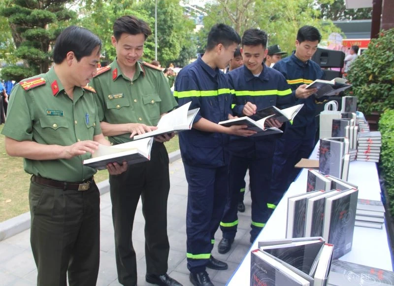 Công an tỉnh tổ chức sinh hoạt chính trị, giới thiệu truyện ký “Người vào tâm bão”