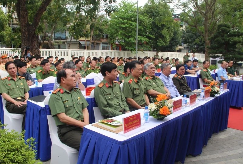 Công an tỉnh tổ chức sinh hoạt chính trị, giới thiệu truyện ký “Người vào tâm bão”