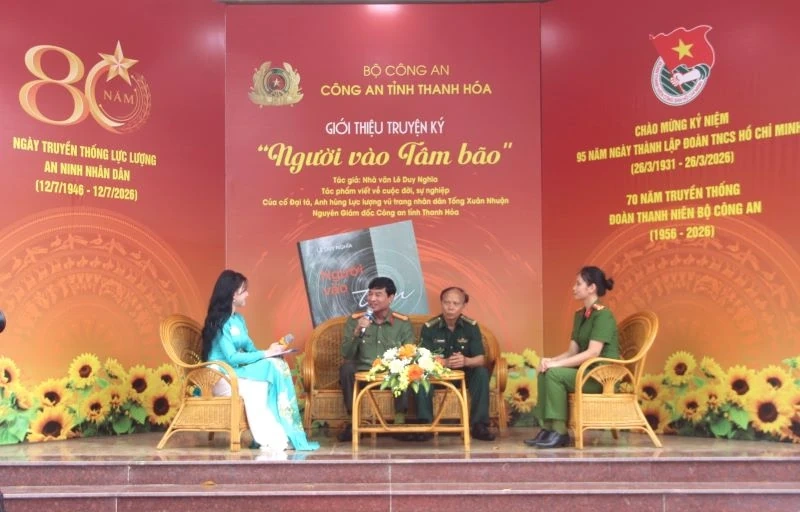 Công an tỉnh tổ chức sinh hoạt chính trị, giới thiệu truyện ký “Người vào tâm bão”