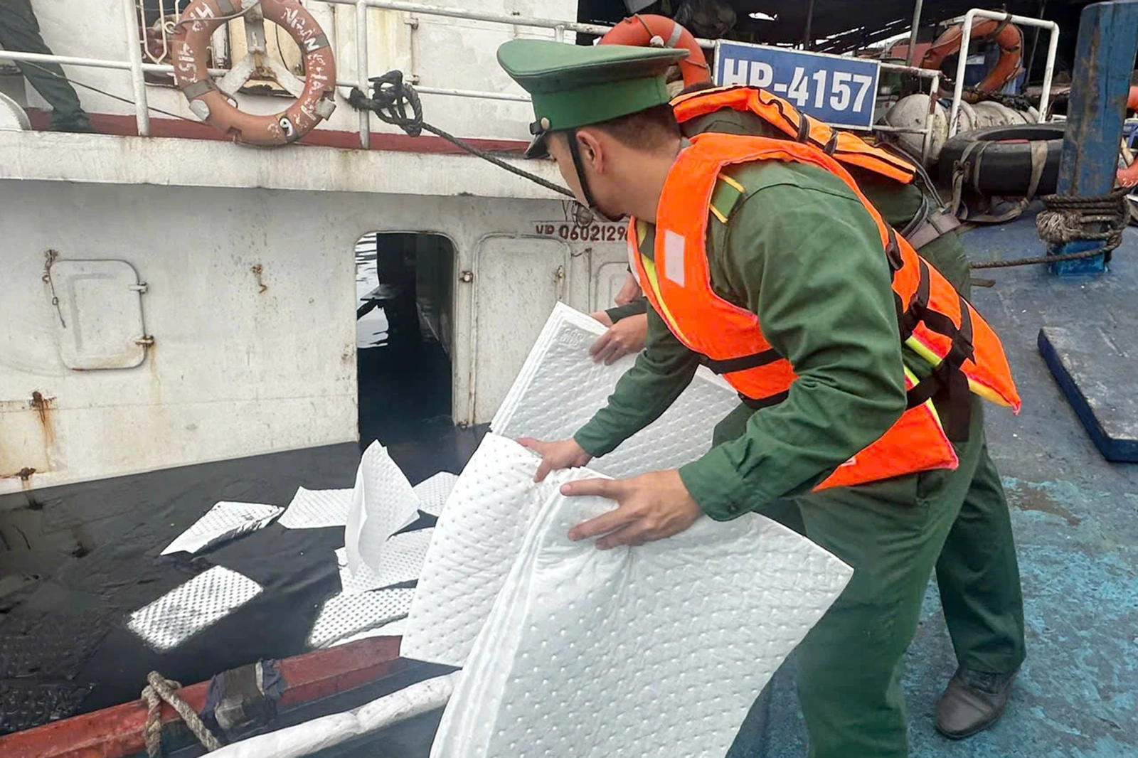 Kịp thời xử lý sự cố chìm tàu tại Cảng Quốc tế Long Sơn