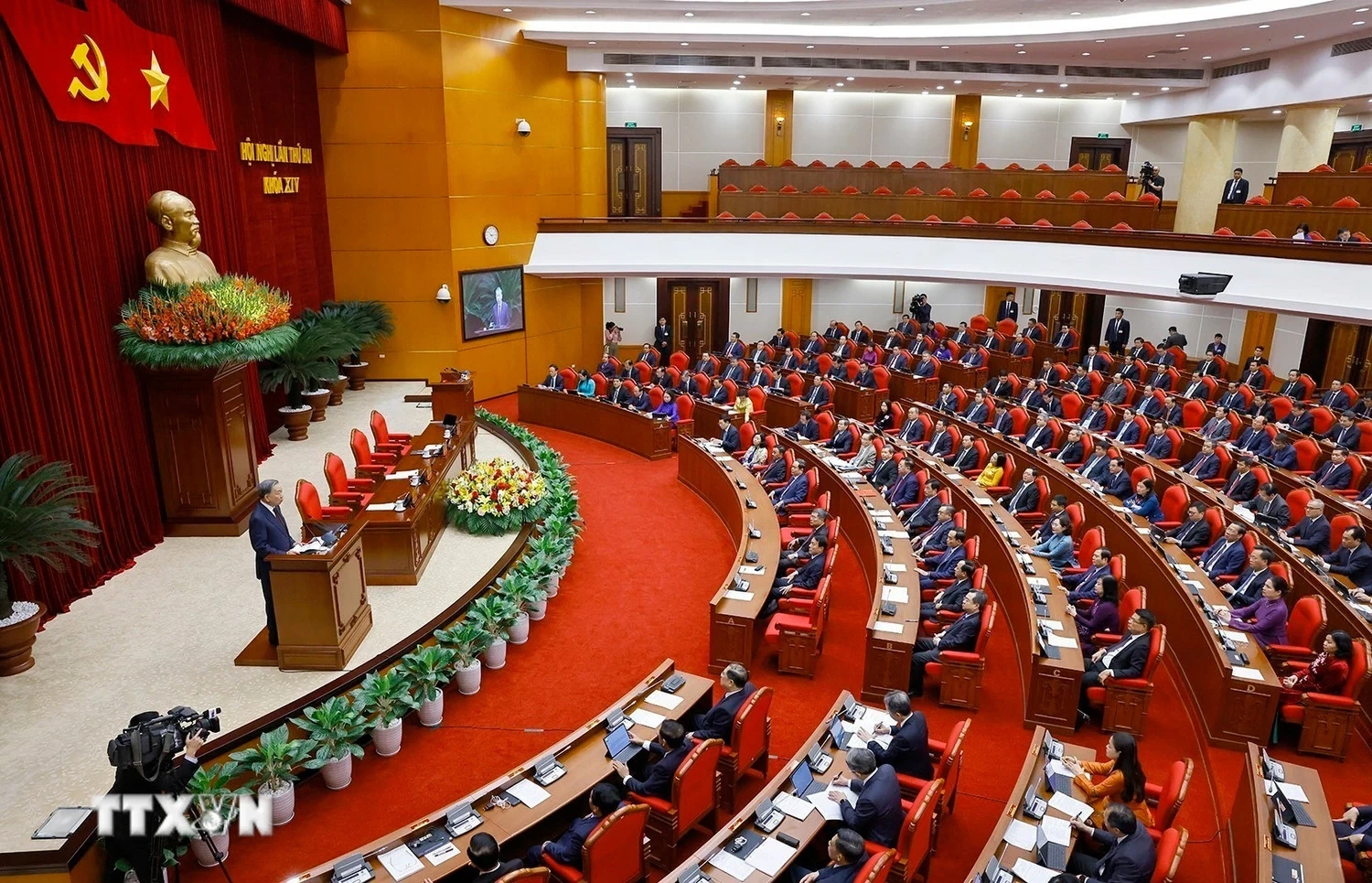 Bế mạc Hội nghị Trung ương lần thứ 2: Thống nhất cao về những vấn đề lớn, hệ trọng