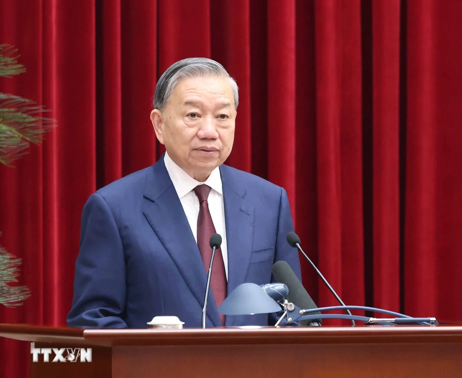 Bế mạc Hội nghị Trung ương lần thứ 2: Thống nhất cao về những vấn đề lớn, hệ trọng