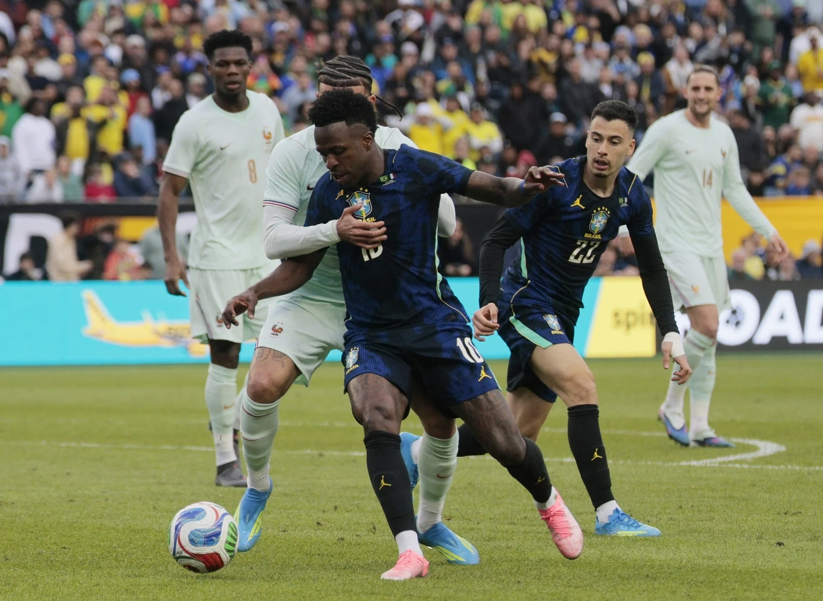 Tân binh Hoàng Hên gây sốt với màn trả lời phỏng vấn bằng tiếng Việt; Tuyển Pháp hạ gục Brazil