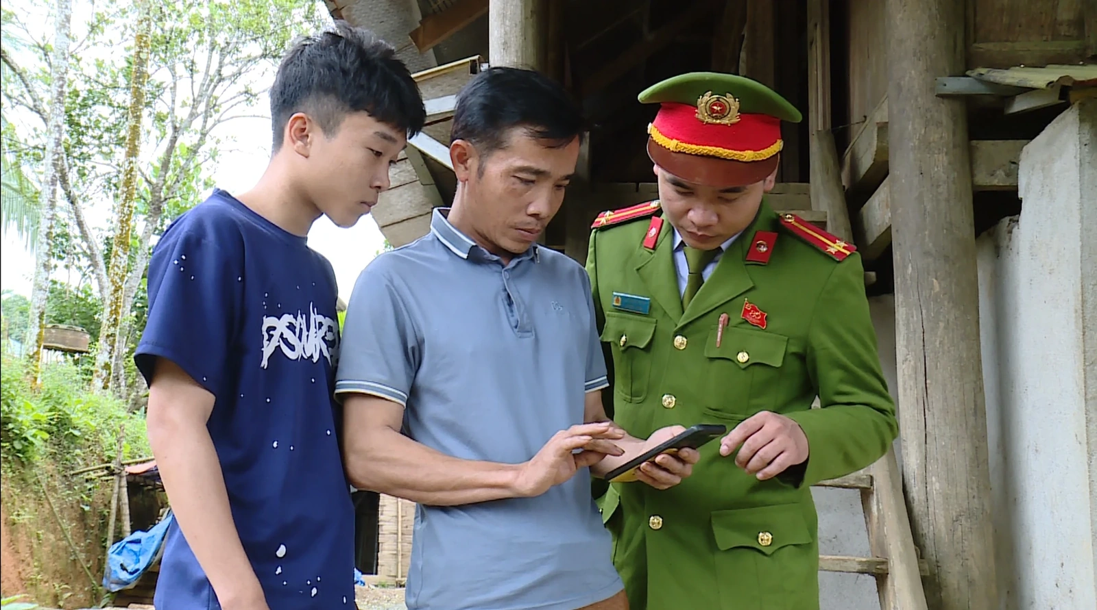 Đưa VNeID lên non cao: Khi cán bộ Công an “đi từng ngõ, gõ từng nhà”