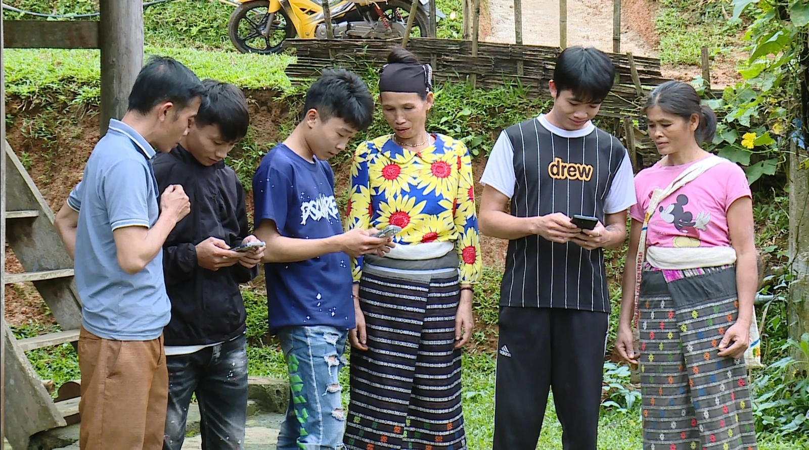 Đưa VNeID lên non cao: Khi cán bộ Công an “đi từng ngõ, gõ từng nhà”