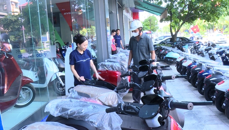 Xe điện tiêu thụ mạnh giữa biến động giá xăng dầu