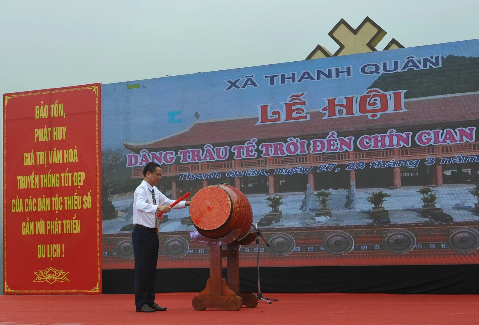 Đền Chín Gian rộn ràng ngày hội Dâng trâu tế trời năm 2026