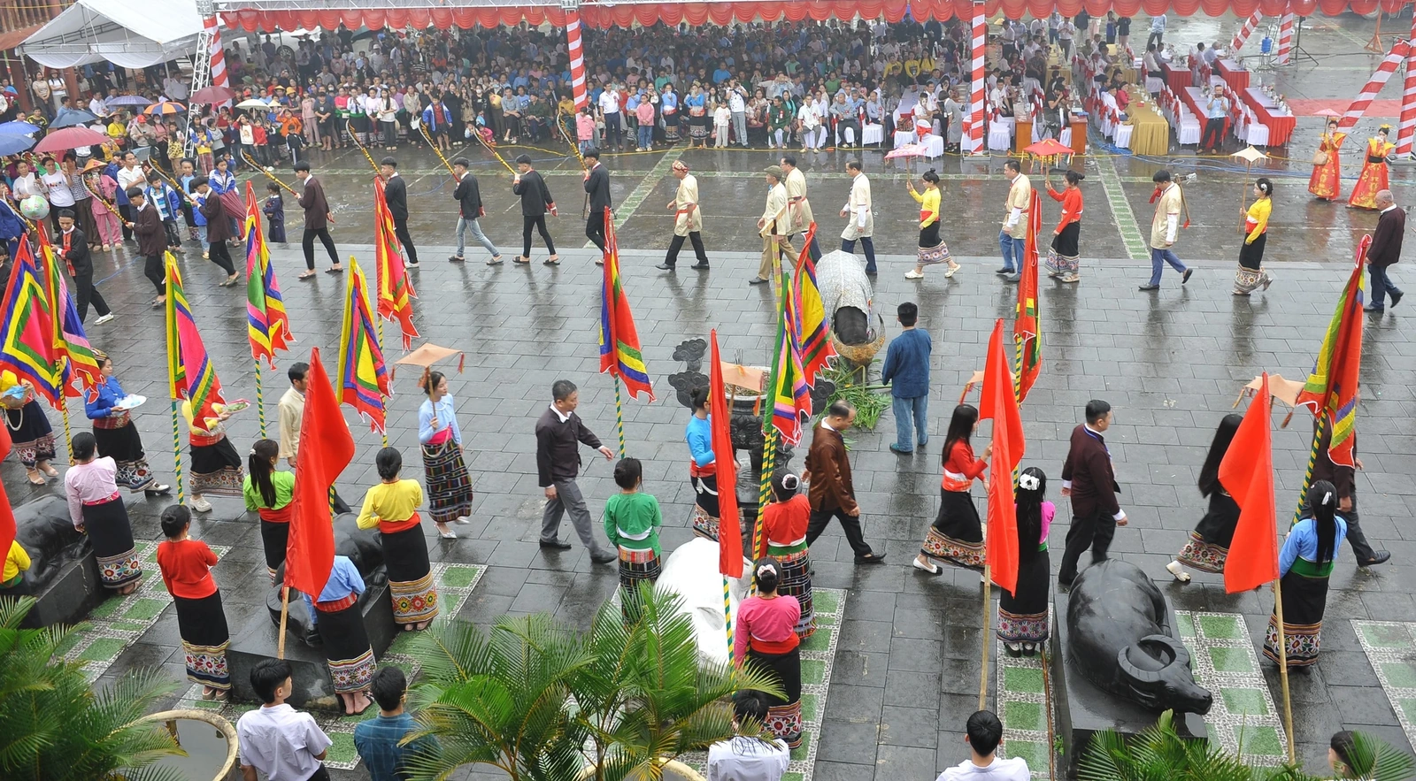 Đền Chín Gian rộn ràng ngày hội Dâng trâu tế trời năm 2026