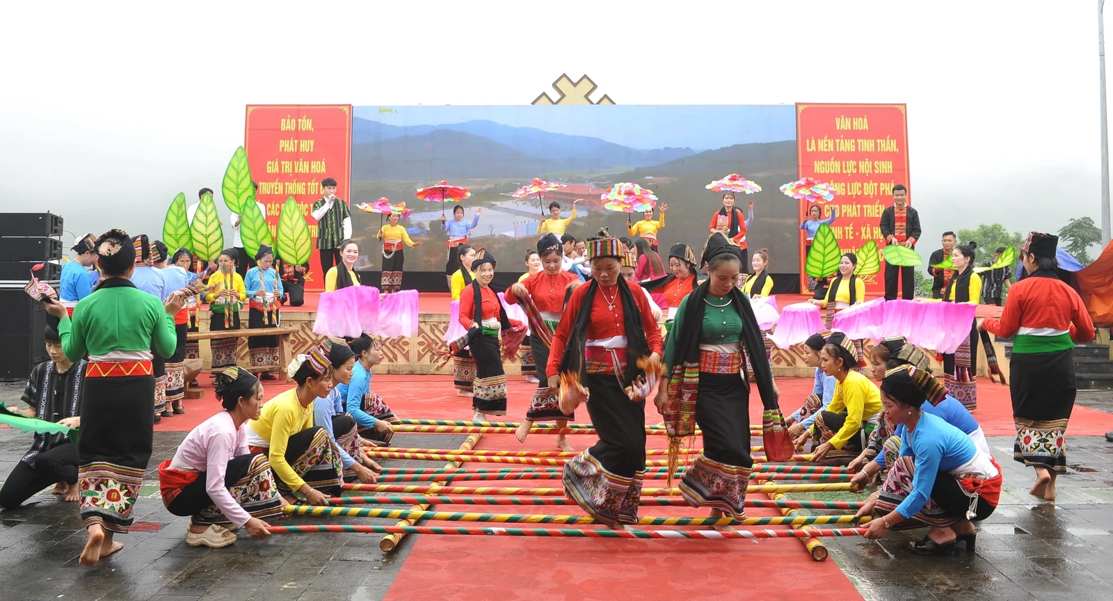 Đền Chín Gian rộn ràng ngày hội Dâng trâu tế trời năm 2026