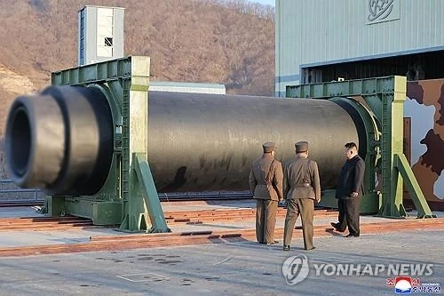 KCNA: Nhà lãnh đạo Triều Tiên Kim Jong-un giám sát thử nghiệm động cơ tên lửa nhiên liệu rắn lực đẩy lớn