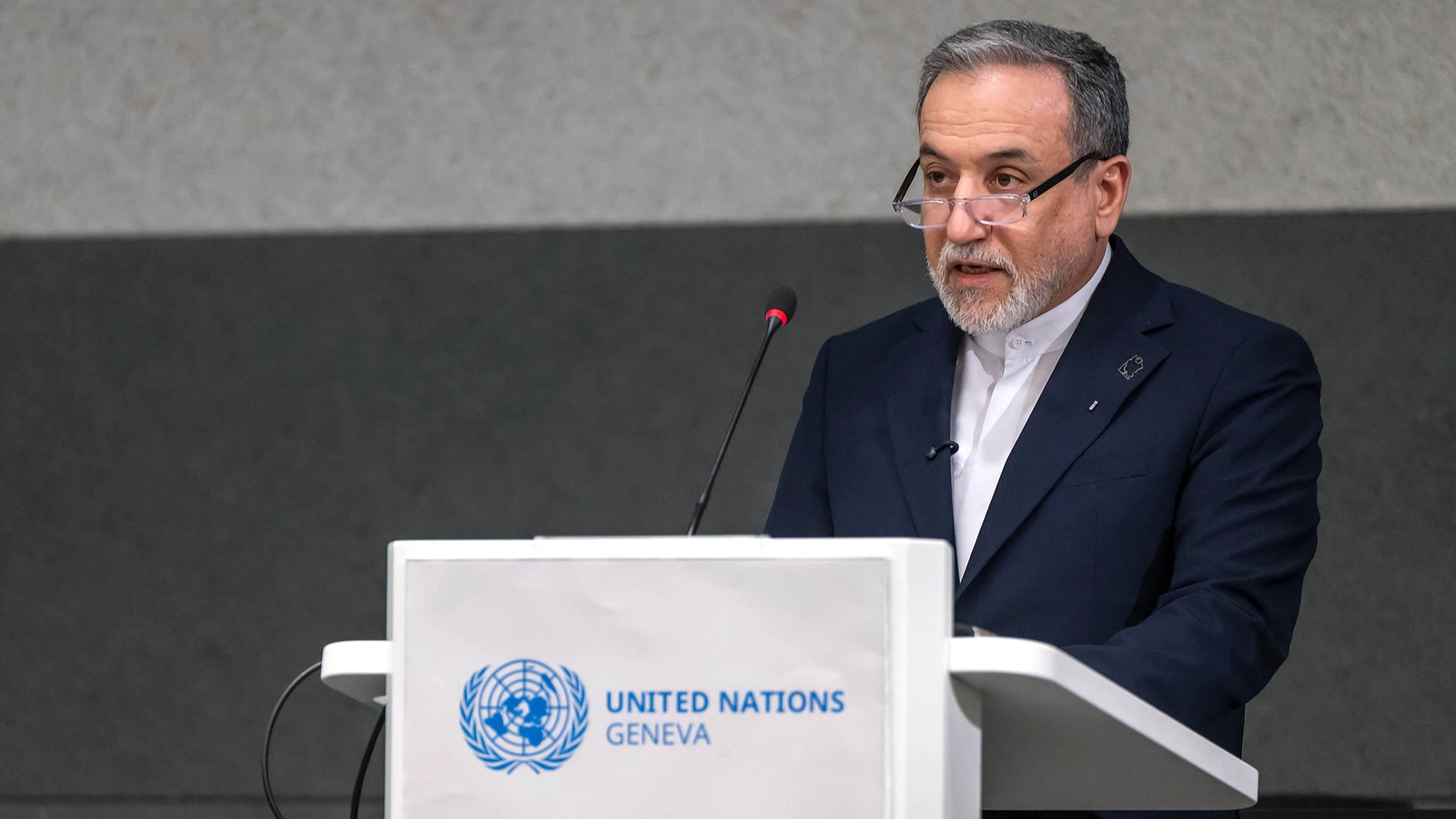 Mỹ không loại trừ khả năng tấn công cơ sở hạt nhân Iran, Tehran cảnh báo eo biển Hormuz có thể bị đóng hoàn toàn