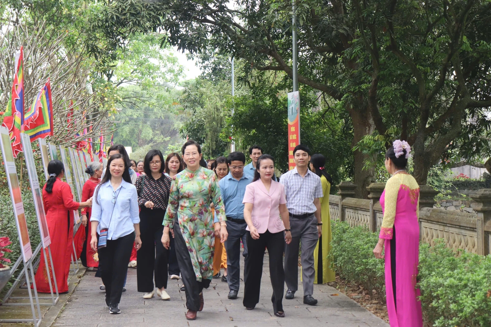 Chủ tịch Hội LHPN Việt Nam dâng hương tại Đền Bà Triệu 