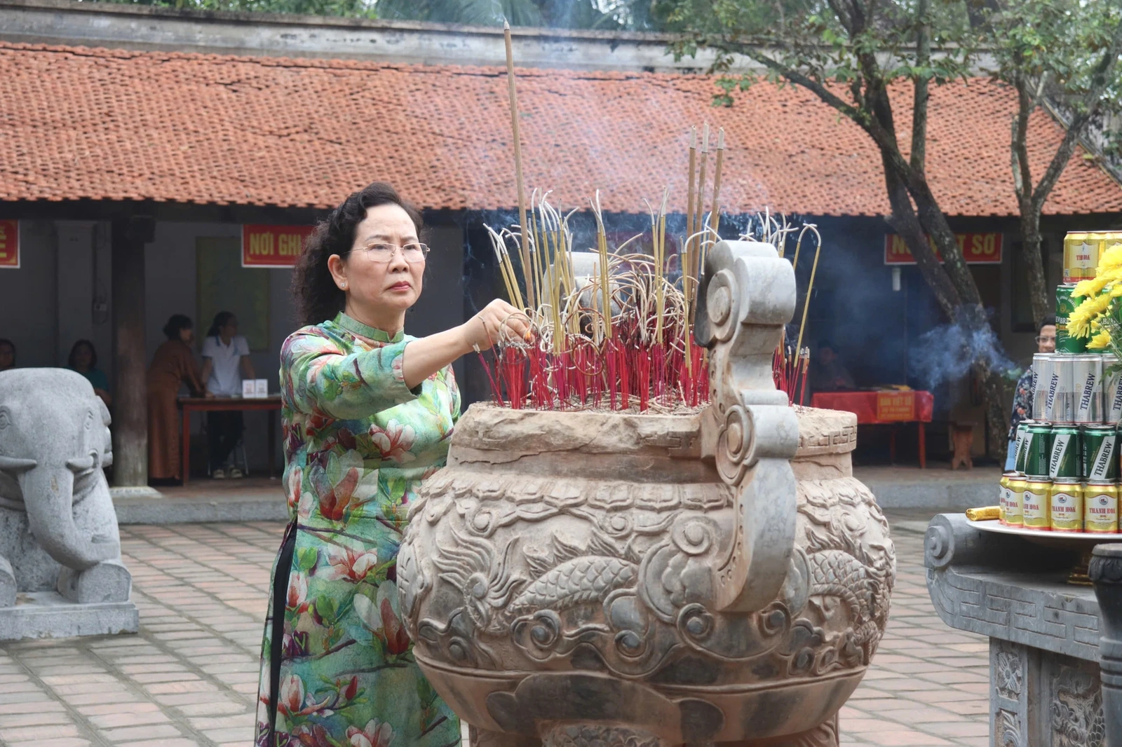 Chủ tịch Hội LHPN Việt Nam dâng hương tại Đền Bà Triệu 