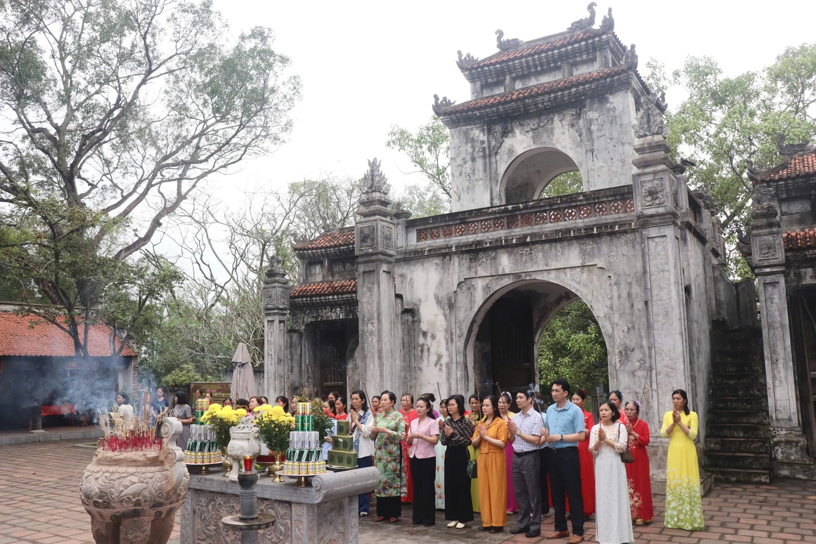 Chủ tịch Hội LHPN Việt Nam dâng hương tại Đền Bà Triệu 