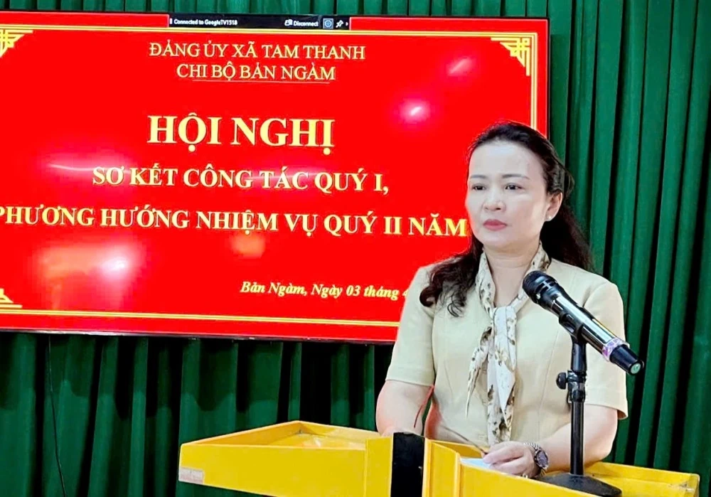 Chủ tịch Hội LHPN tỉnh dự sinh hoạt Chi bộ bản Ngàm, xã Tam Thanh