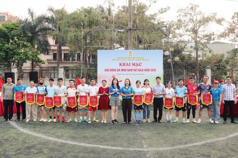 Giải bóng đá mini nam nữ công nhân lao động