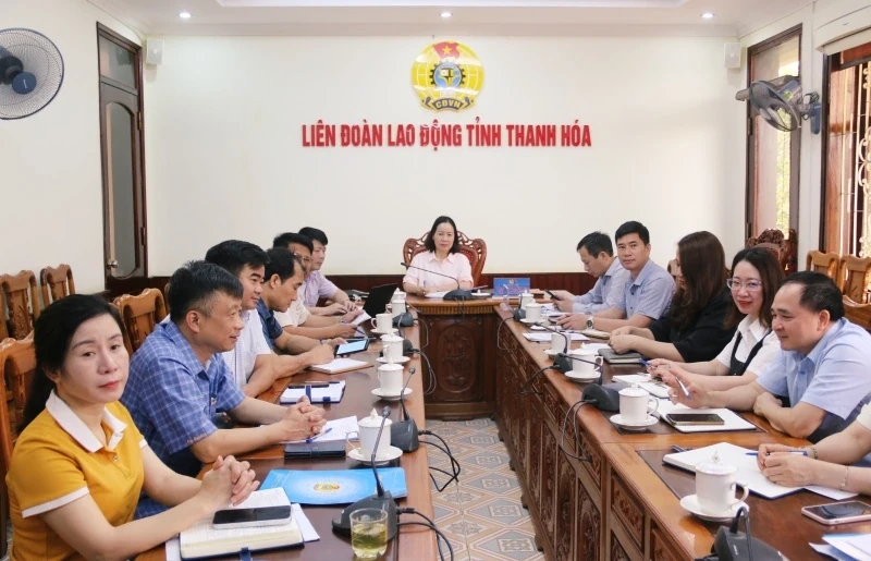 Nâng cao nhận thức chính trị và hiểu biết pháp luật cho công nhân