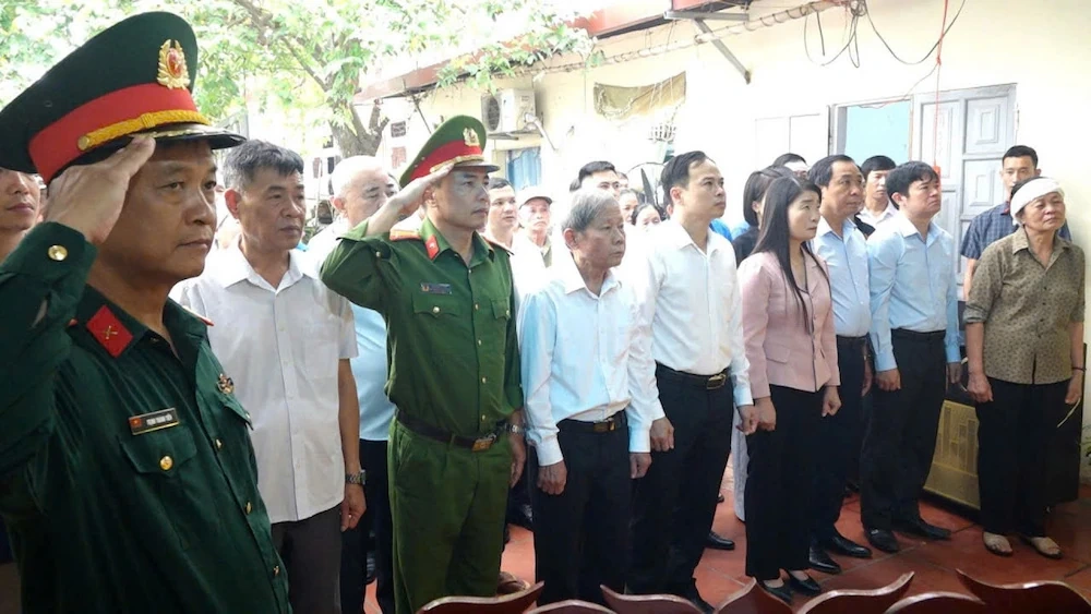 Xã Vĩnh Lộc trao Bằng “Tổ quốc ghi công” cho Liệt sĩ Vũ Nguyên Giới