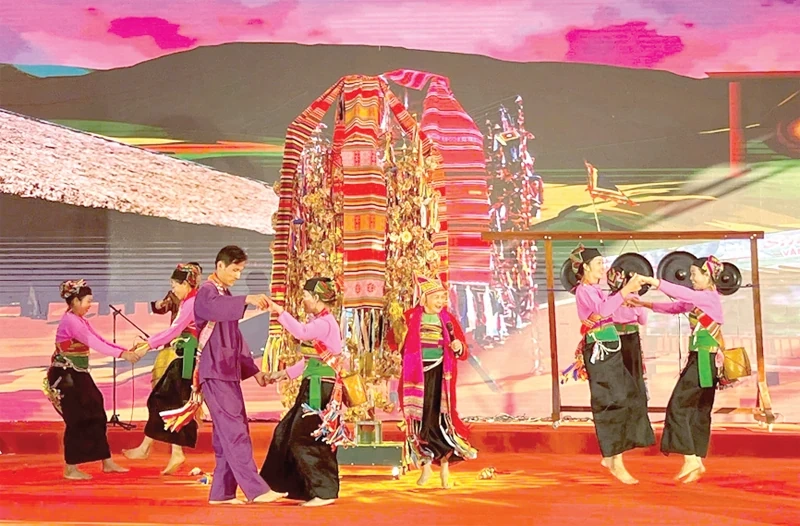 Trẩy hội Pôồn Pôông