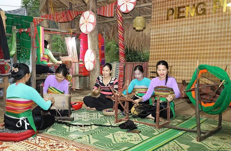 Khôi phục nghề dệt truyền thống ở Hồi Xuân