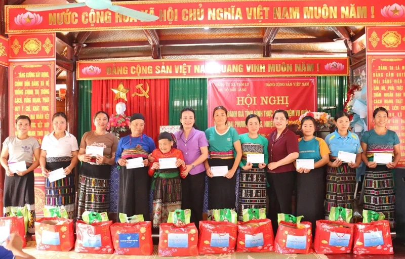 Chủ tịch Hội LHPN tỉnh dự sinh hoạt Chi bộ theo Chỉ thị số 50- CT/ TW của Ban Bí thư