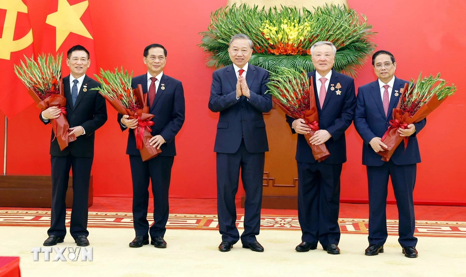 Trao Huân chương Quân công tặng các đồng chí lãnh đạo, nguyên lãnh đạo
