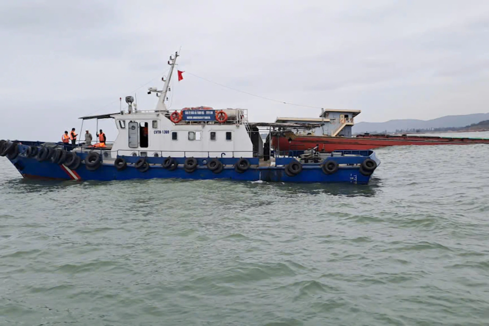 Kịp thời cứu 5 thuyền viên gặp nạn trên biển