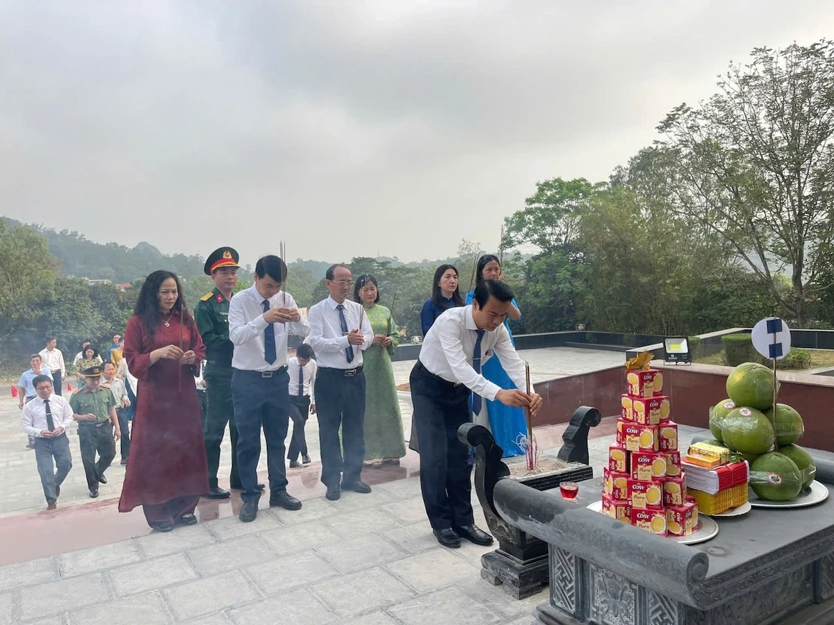 Đoàn đại biểu phường Hàm Rồng dâng hương tưởng niệm các Bà mẹ Việt Nam anh hùng và các Anh hùng liệt sĩ