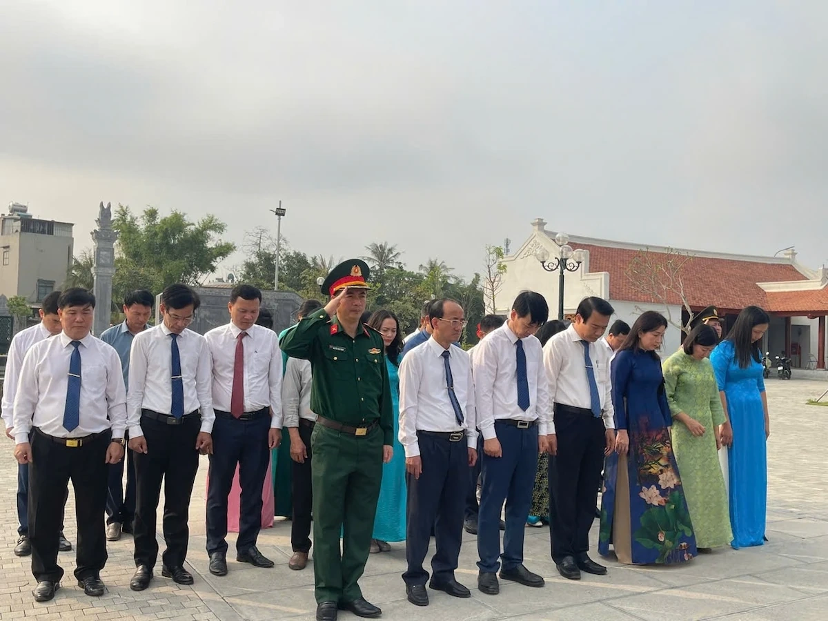 Đoàn đại biểu phường Hàm Rồng dâng hương tưởng niệm các Bà mẹ Việt Nam anh hùng và các Anh hùng liệt sĩ