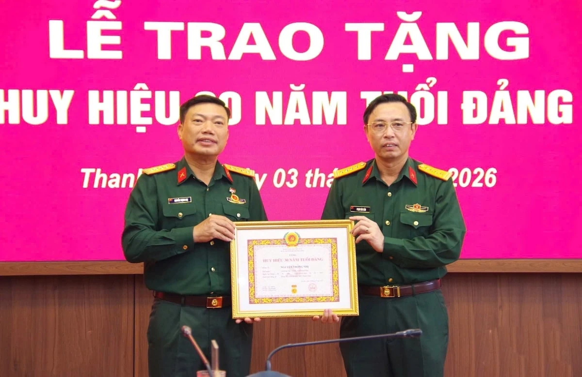 Đảng ủy Quân sự tỉnh Thanh Hóa trao Huy hiệu 30 năm tuổi Đảng