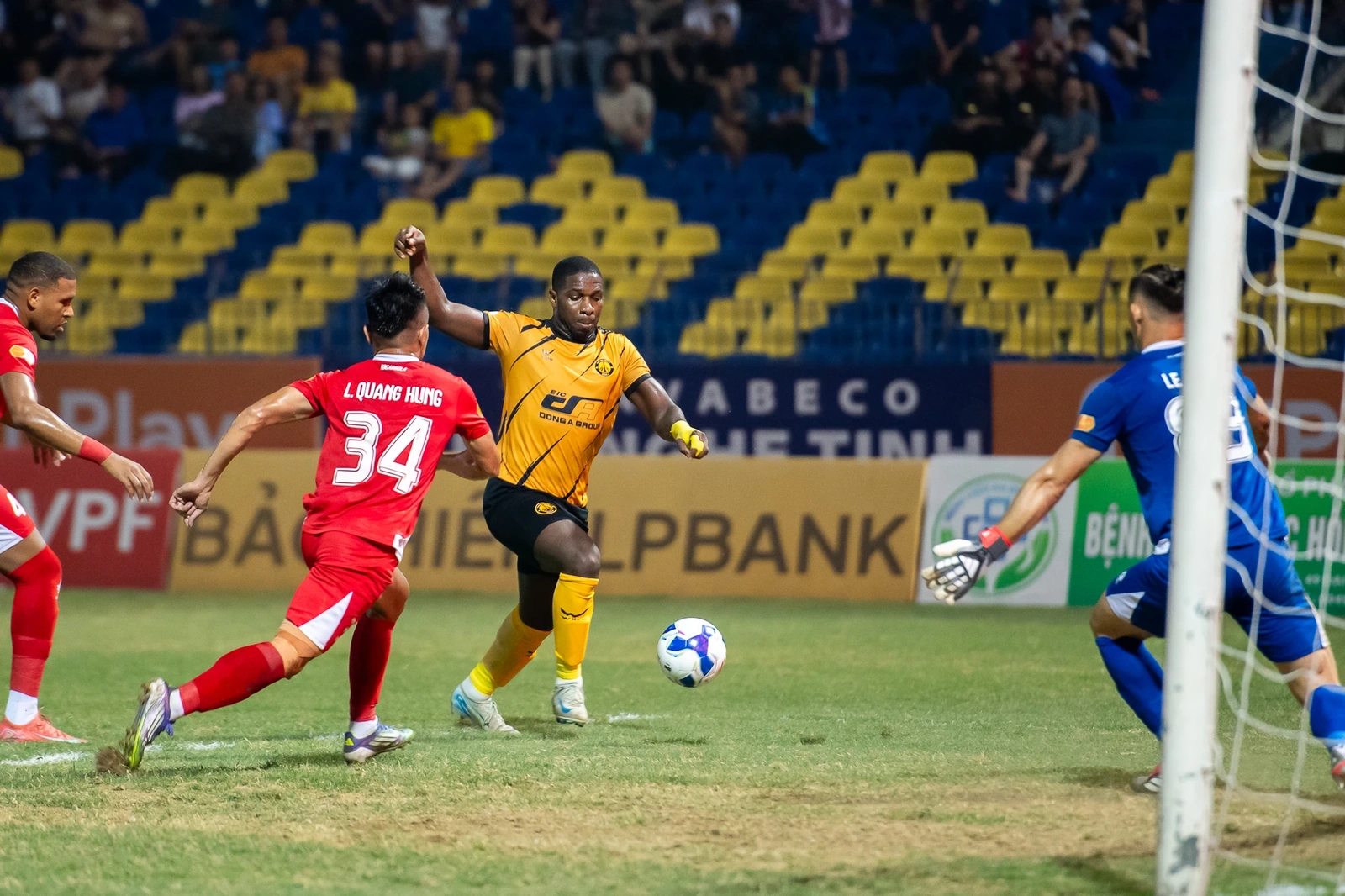 Đông Á Thanh Hóa gây “địa chấn”, thắng đậm Công an TP.HCM 4-0