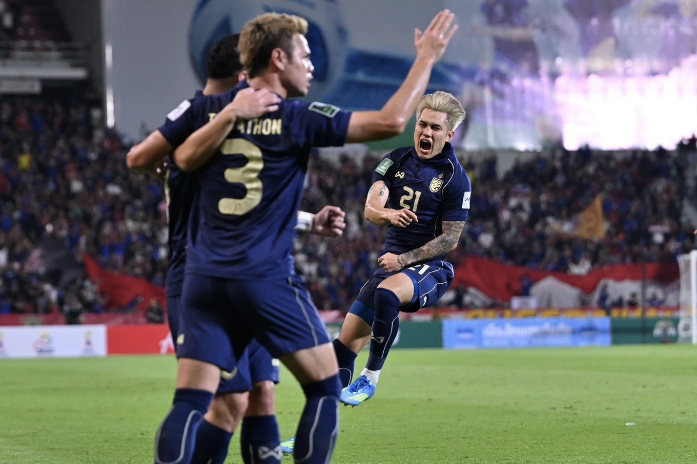 Tuyển Việt Nam trở lại Top 100 FIFA; FIFA thử nghiệm luật việt vị mới của Arsene Wenger