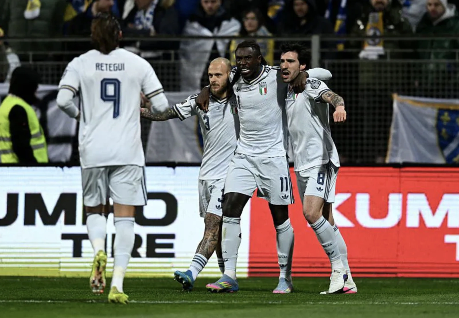 Tuyển Việt Nam trở lại Top 100 FIFA; FIFA thử nghiệm luật việt vị mới của Arsene Wenger