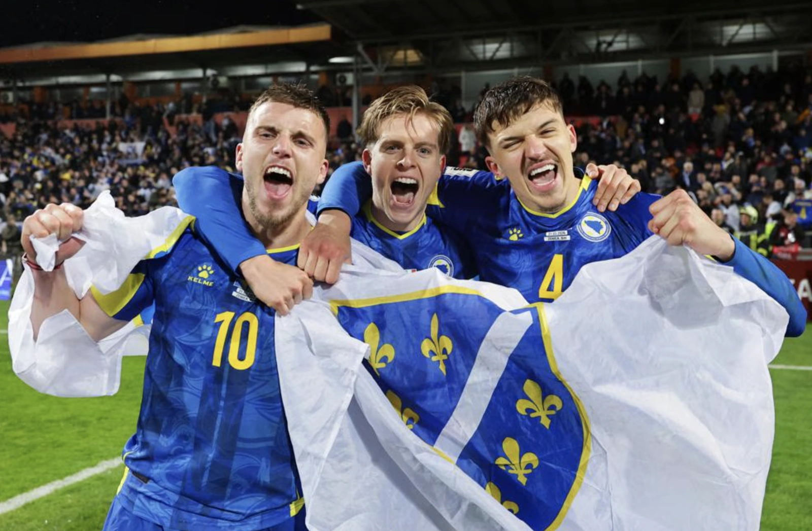 Tuyển Việt Nam trở lại Top 100 FIFA; FIFA thử nghiệm luật việt vị mới của Arsene Wenger