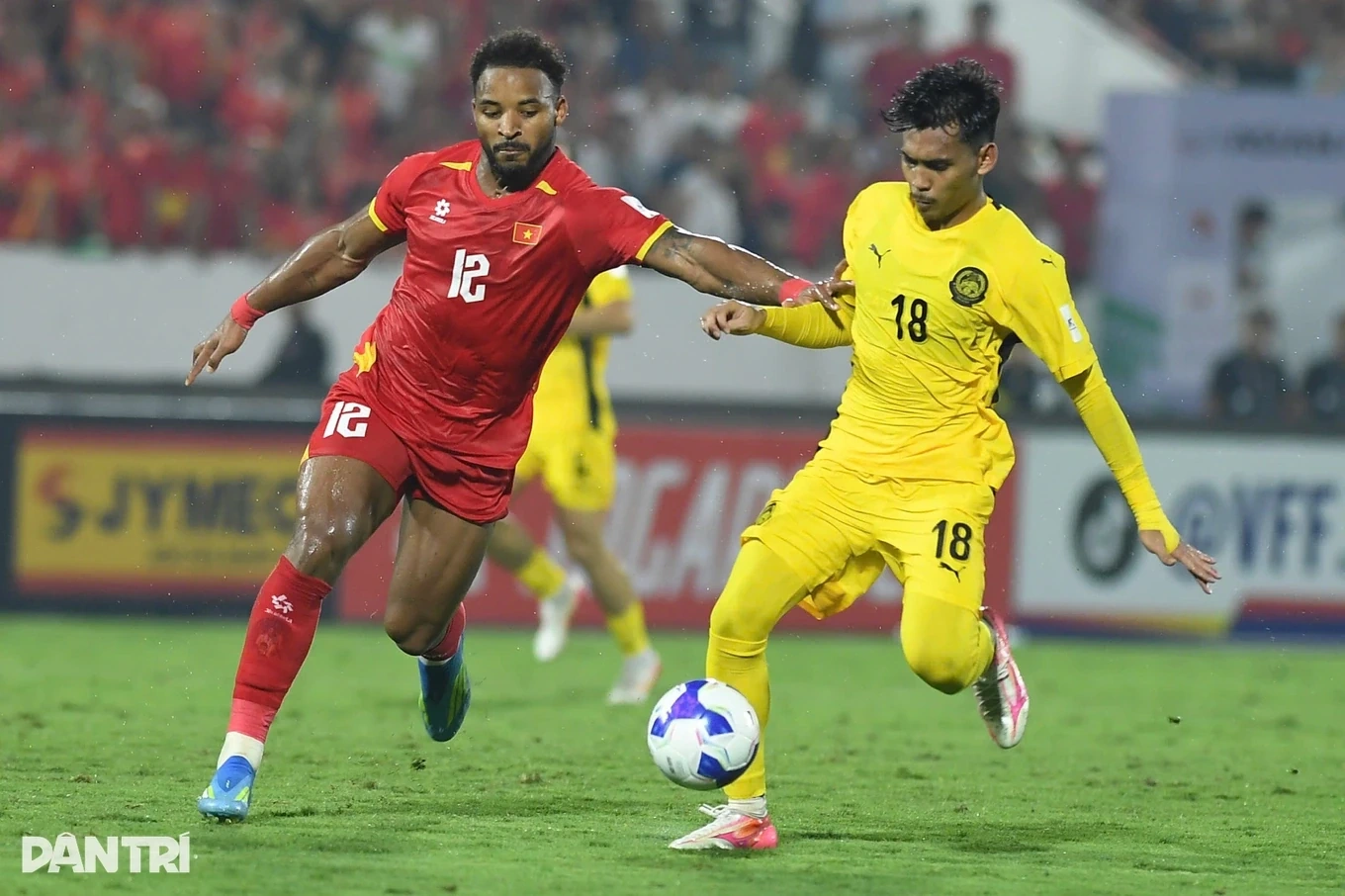 Messi và Ronaldo gây sốt World Cup; Đội tuyển Việt Nam thăng tiến mạnh nhất thế giới trên bảng xếp hạng FIFA