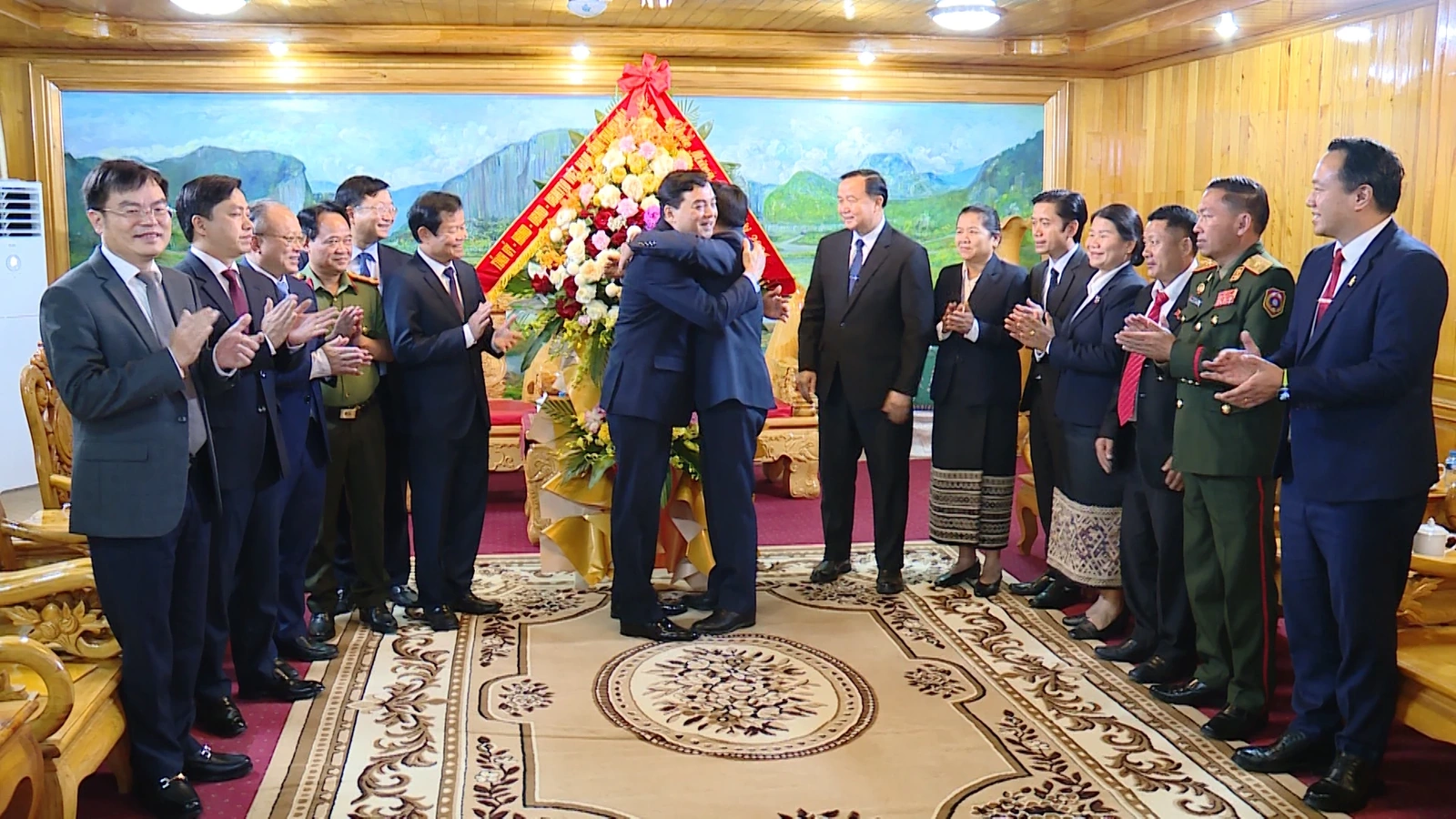 Chủ tịch UBND tỉnh Thanh Hóa chúc Tết cổ truyền Bunpimay tại tỉnh Hủa Phăn (Lào)