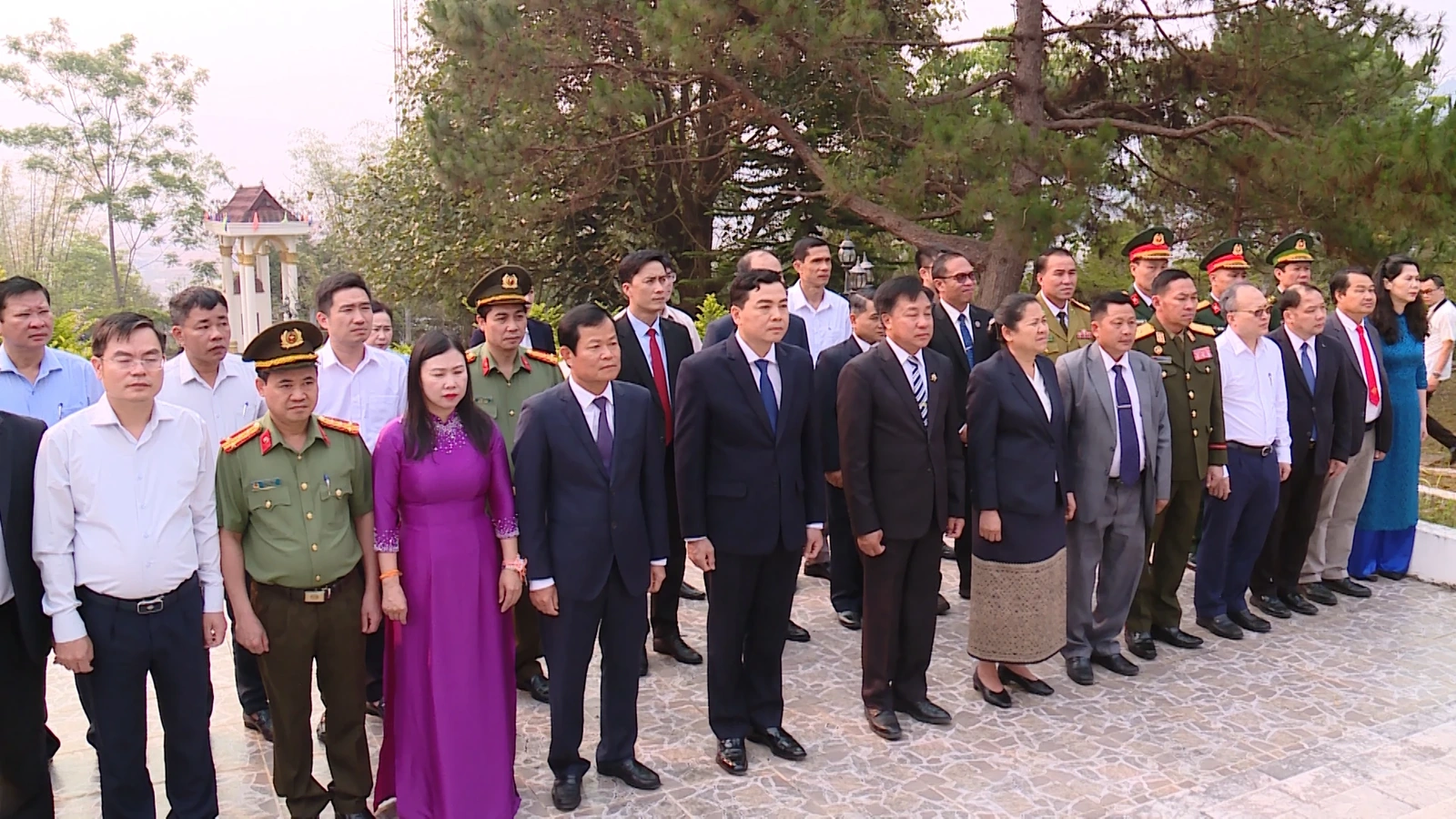 Chủ tịch UBND tỉnh Nguyễn Hoài Anh dâng hương tưởng nhớ Chủ tịch Hồ Chí Minh và các Anh hùng liệt sỹ Việt Nam hy sinh tại Hủa Phăn (Lào)