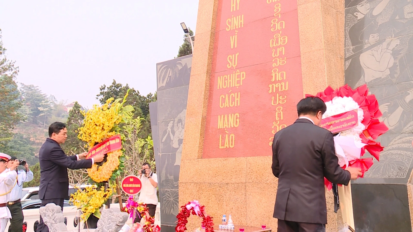 Chủ tịch UBND tỉnh Nguyễn Hoài Anh dâng hương tưởng nhớ Chủ tịch Hồ Chí Minh và các Anh hùng liệt sỹ Việt Nam hy sinh tại Hủa Phăn (Lào)