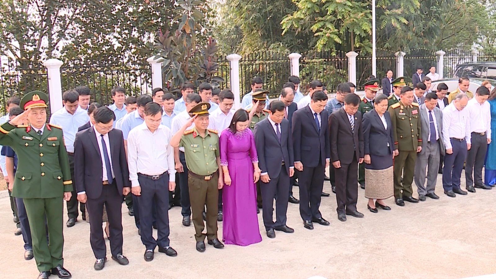 Chủ tịch UBND tỉnh Nguyễn Hoài Anh dâng hương tưởng nhớ Chủ tịch Hồ Chí Minh và các Anh hùng liệt sỹ Việt Nam hy sinh tại Hủa Phăn (Lào)