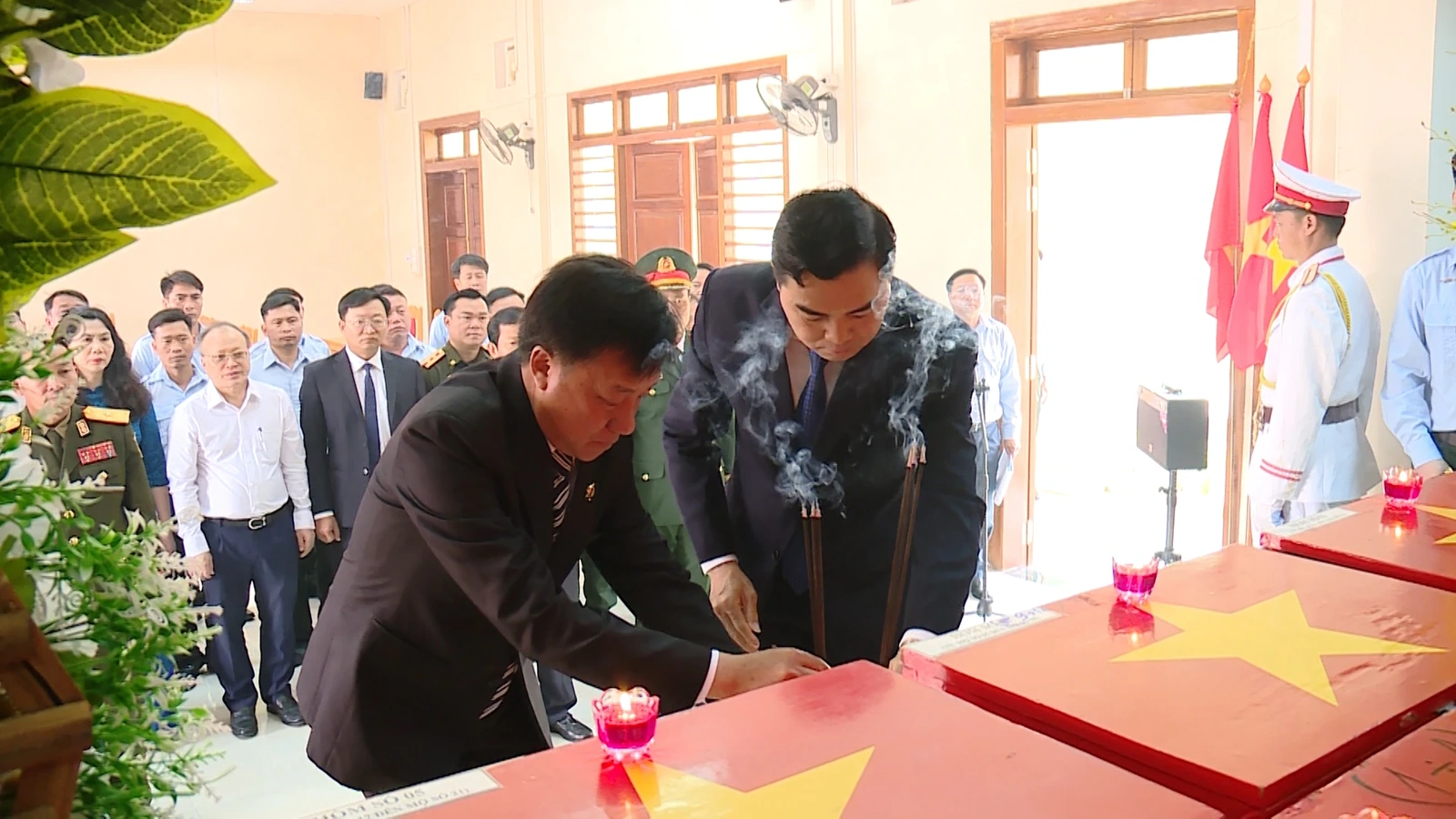 Chủ tịch UBND tỉnh Nguyễn Hoài Anh dâng hương tưởng nhớ Chủ tịch Hồ Chí Minh và các Anh hùng liệt sỹ Việt Nam hy sinh tại Hủa Phăn (Lào)