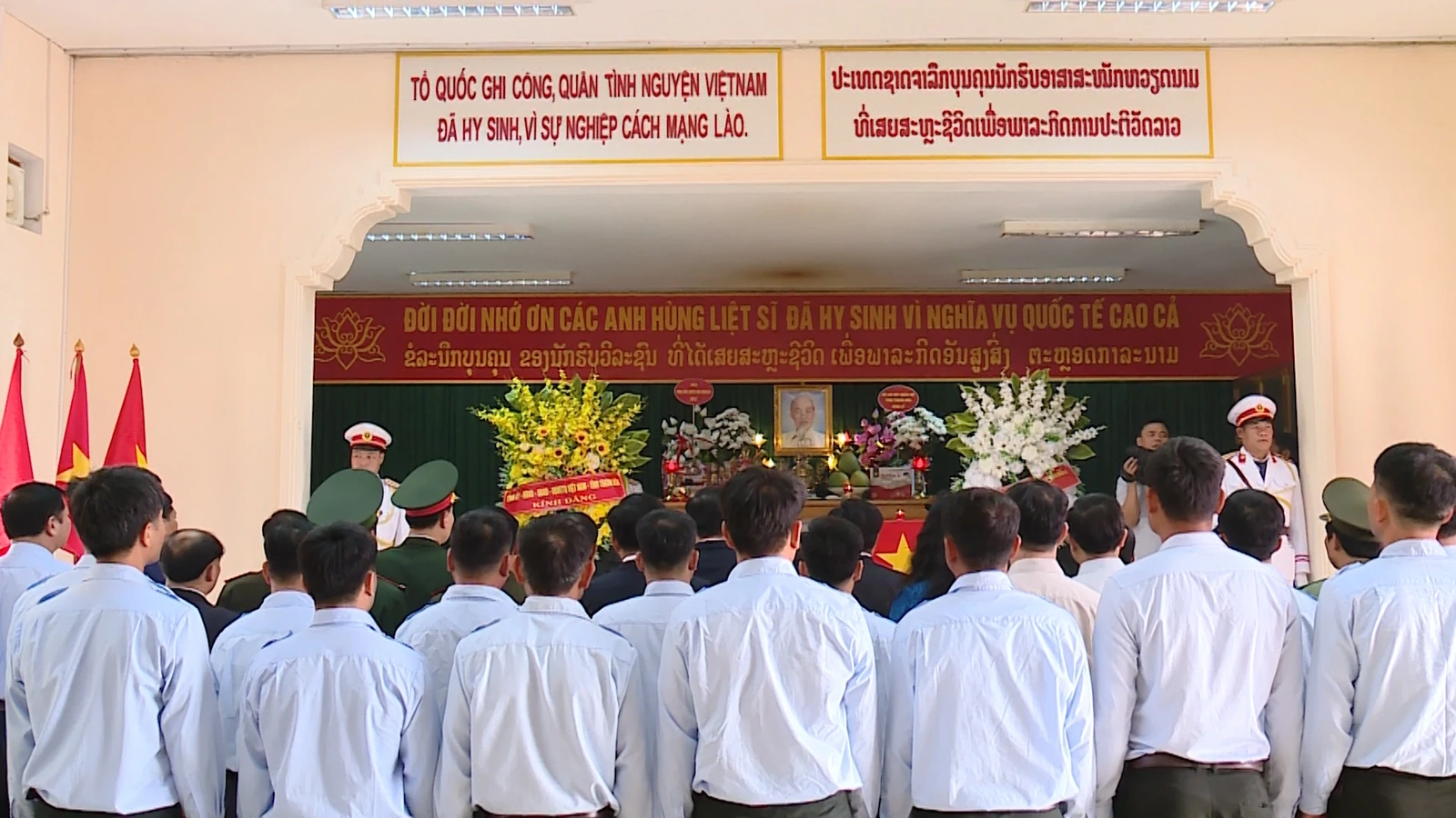 Chủ tịch UBND tỉnh Nguyễn Hoài Anh dâng hương tưởng nhớ Chủ tịch Hồ Chí Minh và các Anh hùng liệt sỹ Việt Nam hy sinh tại Hủa Phăn (Lào)