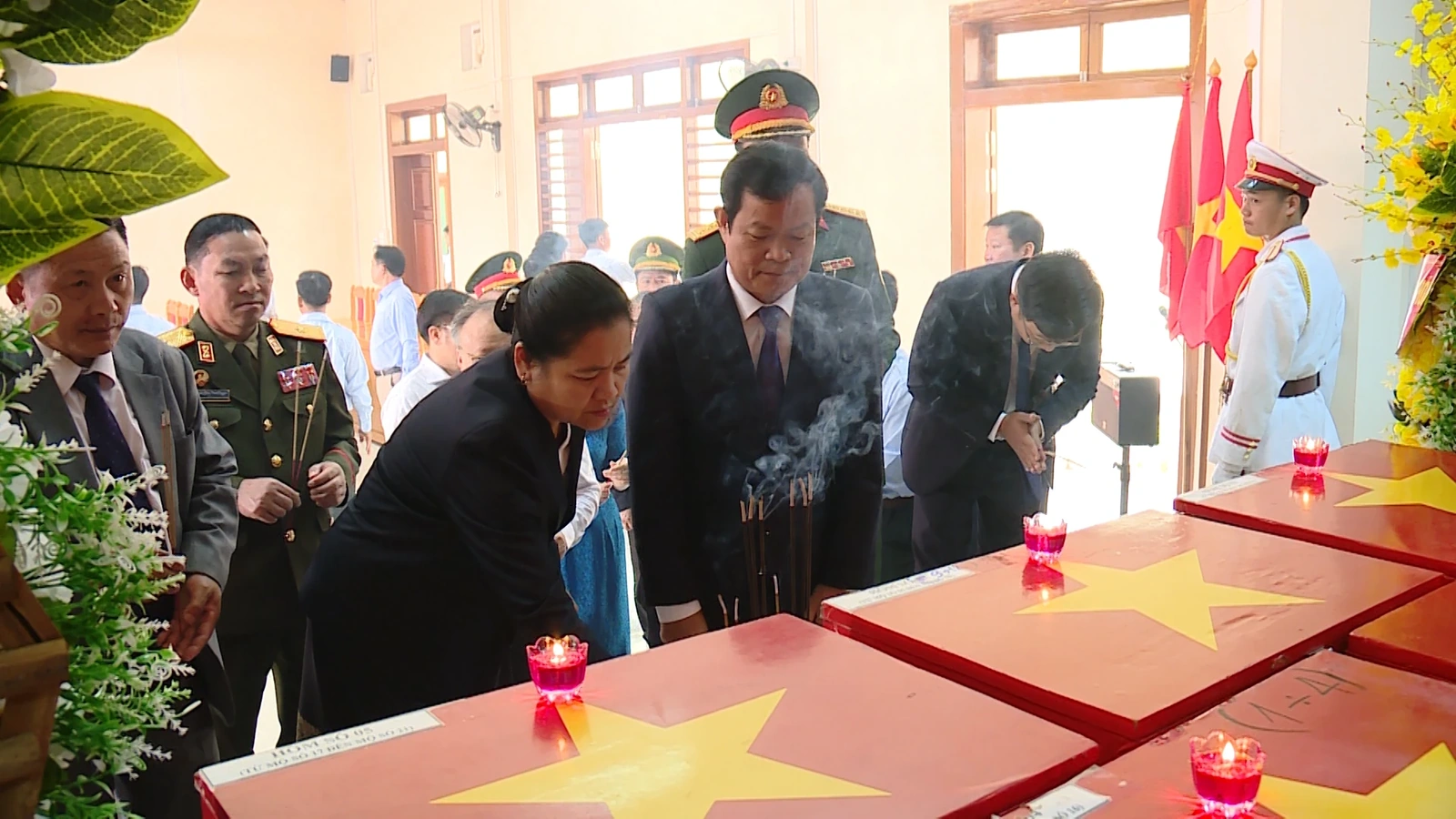 Chủ tịch UBND tỉnh Nguyễn Hoài Anh dâng hương tưởng nhớ Chủ tịch Hồ Chí Minh và các Anh hùng liệt sỹ Việt Nam hy sinh tại Hủa Phăn (Lào)
