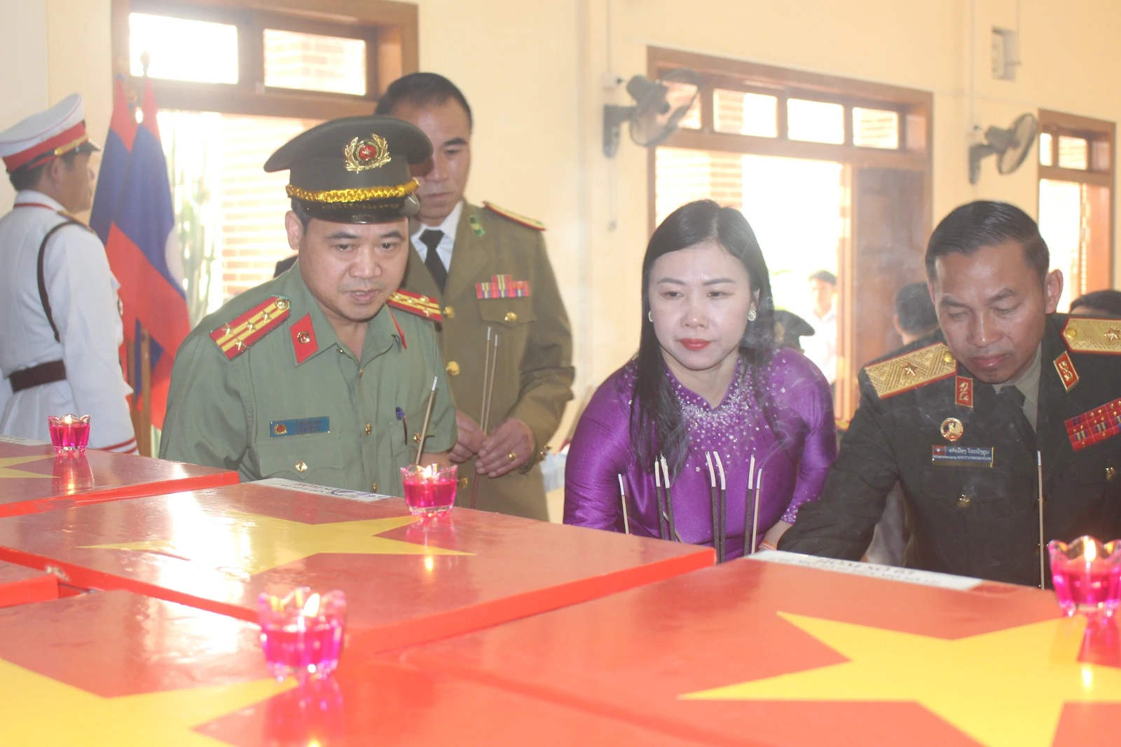 Chủ tịch UBND tỉnh Nguyễn Hoài Anh dâng hương tưởng nhớ Chủ tịch Hồ Chí Minh và các Anh hùng liệt sỹ Việt Nam hy sinh tại Hủa Phăn (Lào)